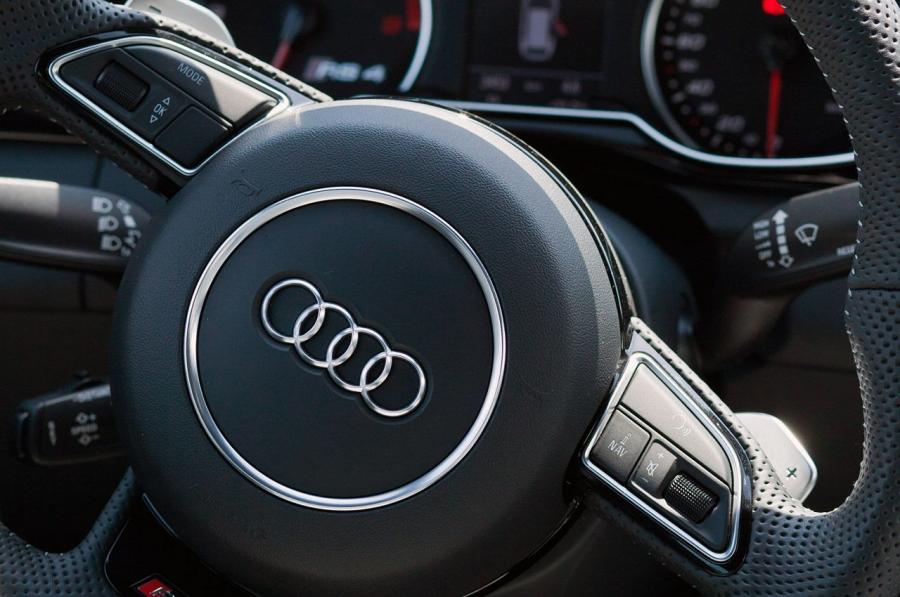 Детали интерьера Audi RS4 Avant (B8, 8K) 2012 года  (WW) (фото 51 из 114)